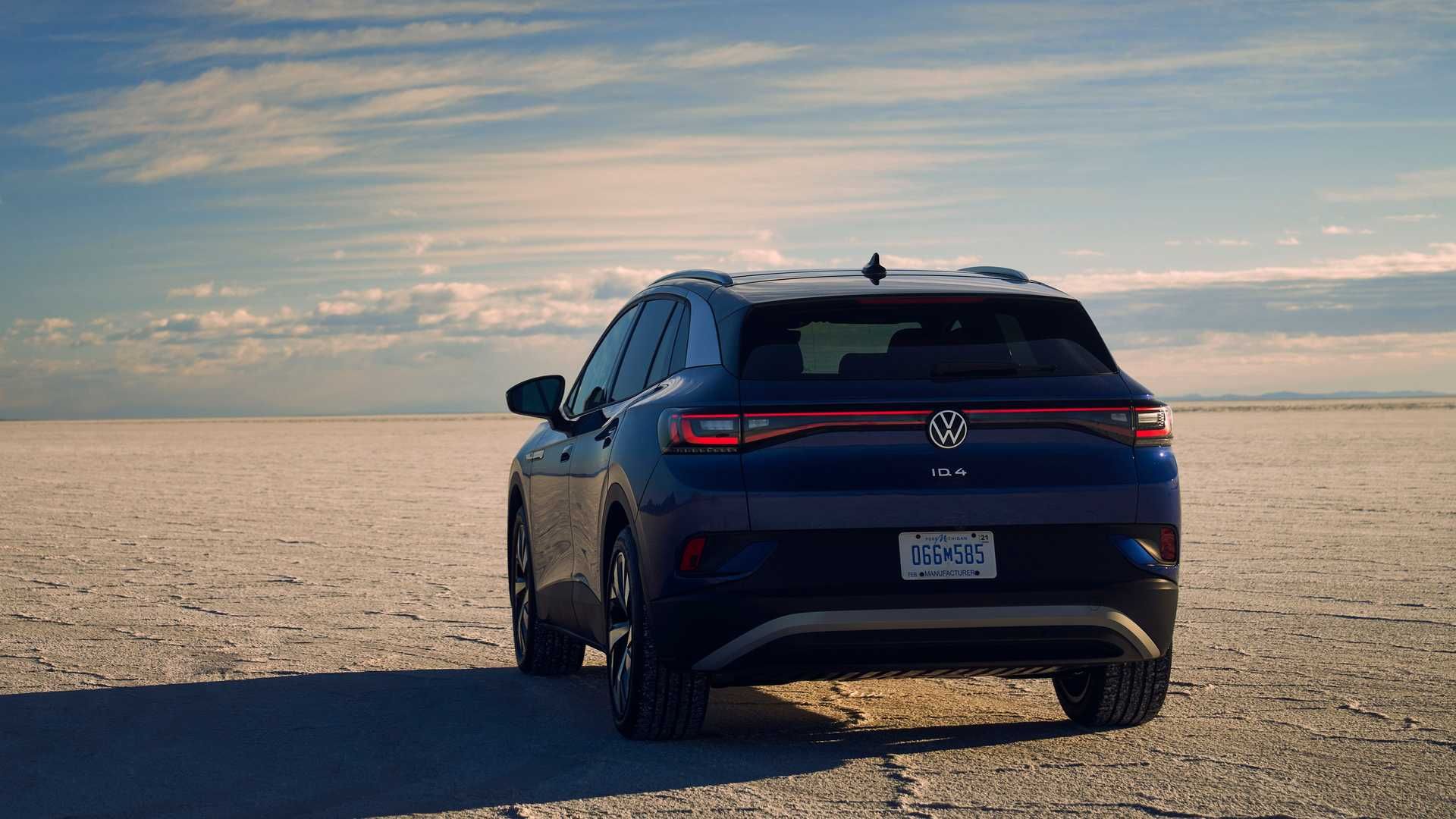 نمای عقب خودروی الکتریکی فولکس واگن آی دی 4 / Volkswagen ID.4 آبی رنگ