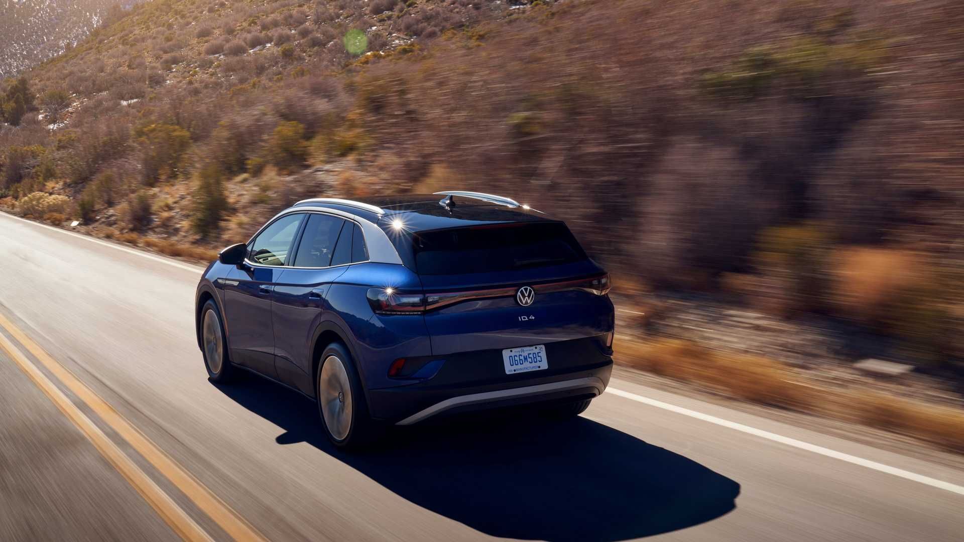 نمای عقب خودروی الکتریکی فولکس واگن آی دی 4 / Volkswagen ID.4 آبی رنگ در جاده