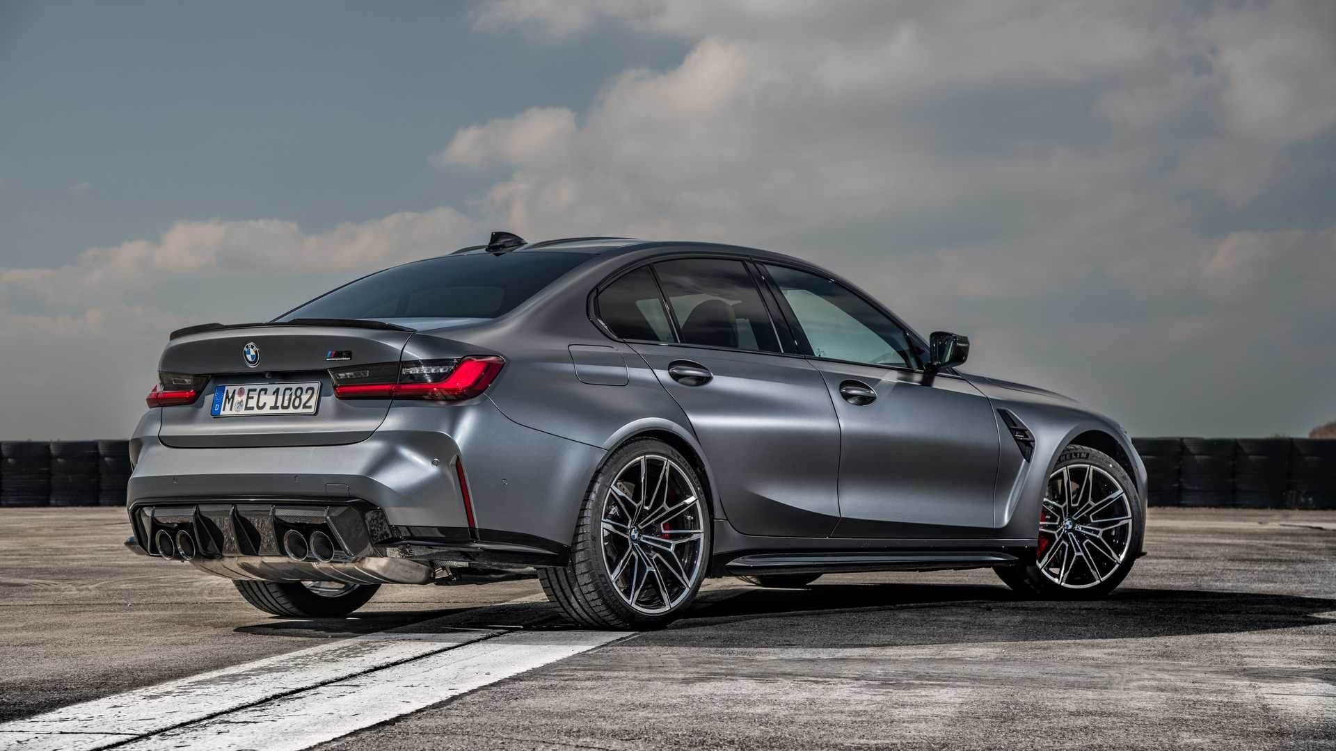نمای پشت بی ام و ام3 کامپتیشن BMW M4 Competition