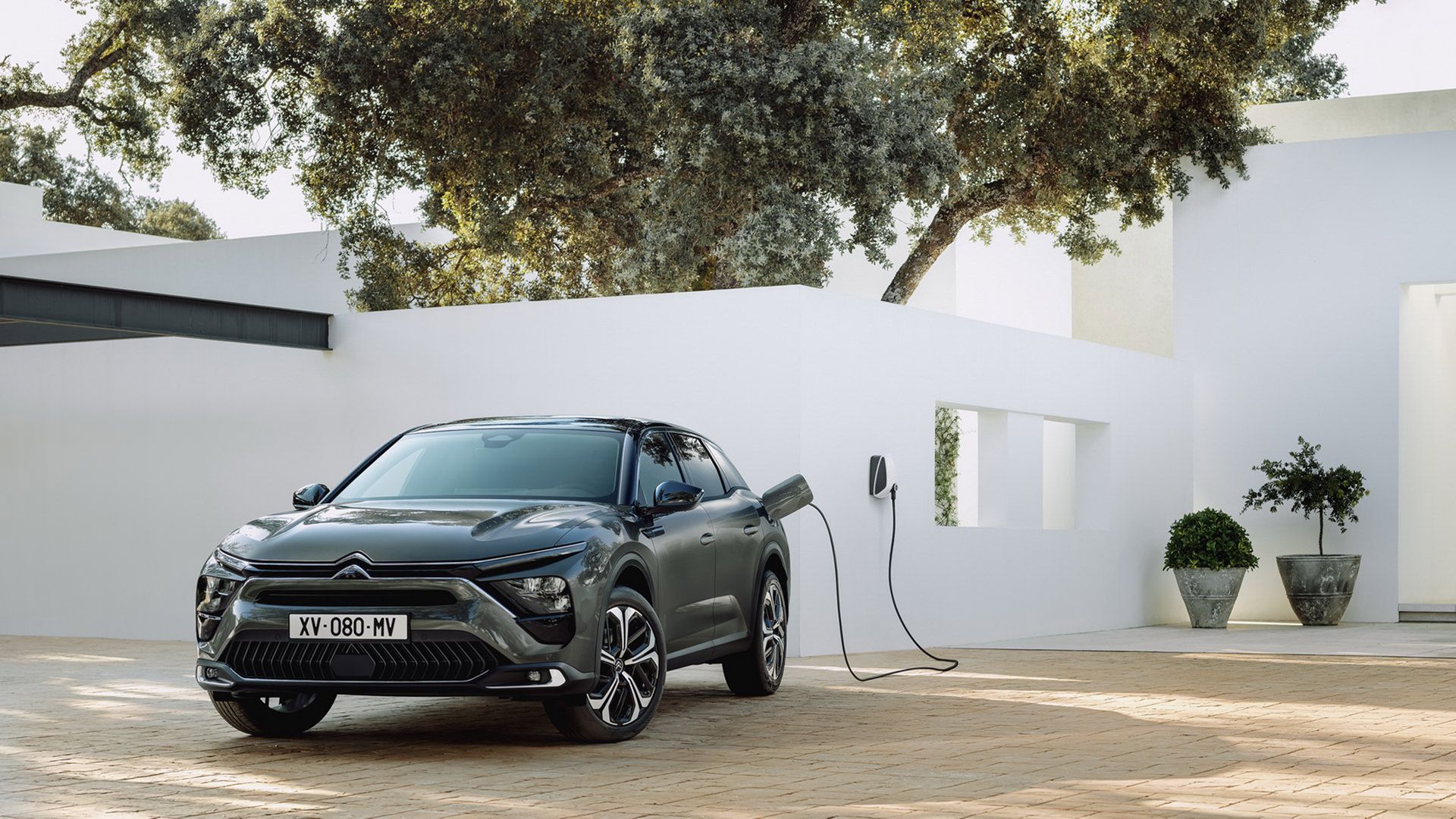 کراس اور سیتروئن سی فایو ایکس / Citroen C5 X خاکستری رنگ در حال شارژ کنار دیوار