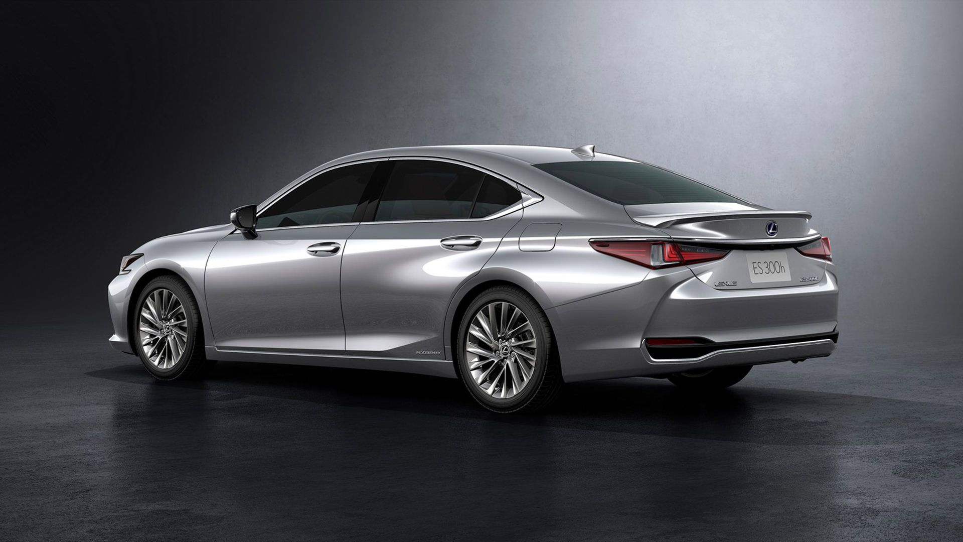 نمای سه چهارم عقب سدان لکسوس ای اس مدل 2022 / 2022 Lexus ES نقره ای رنگ