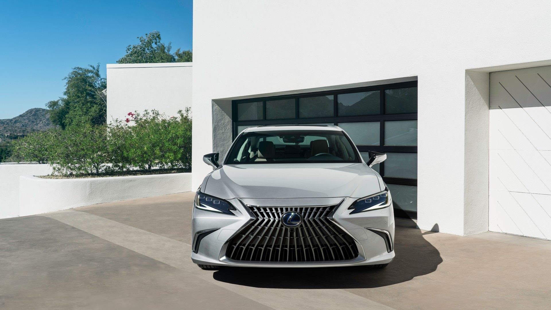 نمای جلو سدان لکسوس ای اس مدل 2022 / 2022 Lexus ES نقره ای رنگ