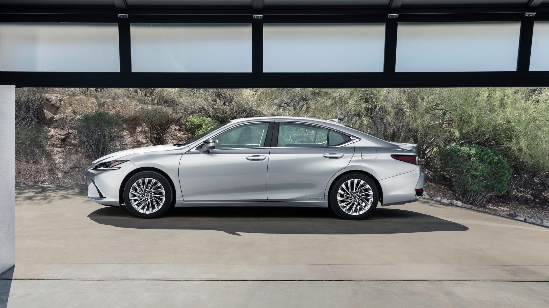 نمای جانبی سدان لکسوس ای اس مدل 2022 / 2022 Lexus ES نقره ای رنگ