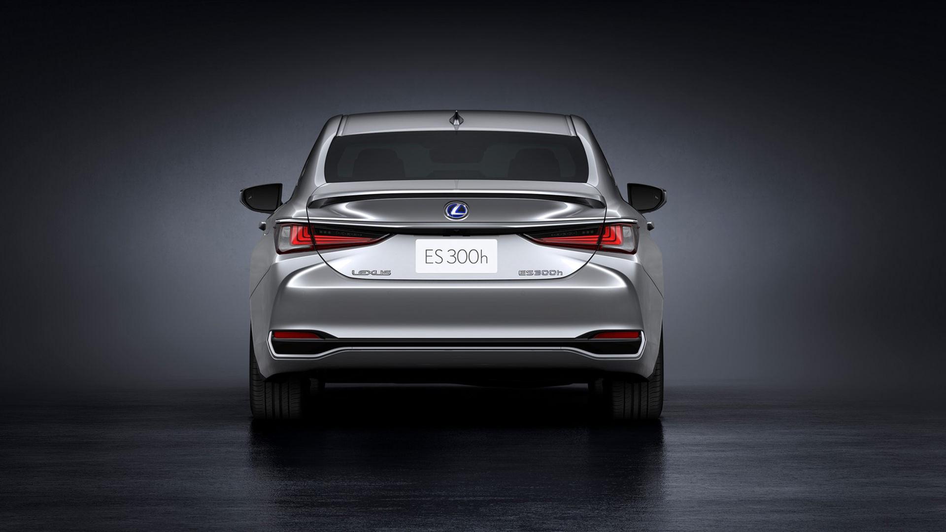 نمای عقب سدان لکسوس ای اس مدل 2022 / 2022 Lexus ES نقره ای رنگ