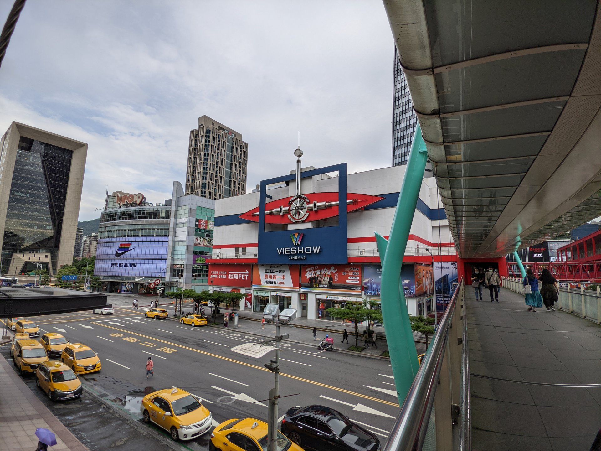 محیط شهر با خودرو و ساختمان و آسمان ابری عکس منتسب به دوربین پیکسل 5a گوگل