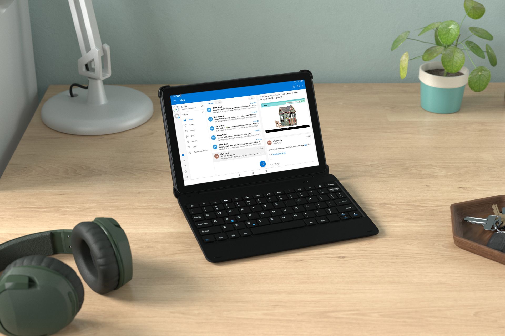 تبلت Fire HD 10 آمازون با کیس روی میز