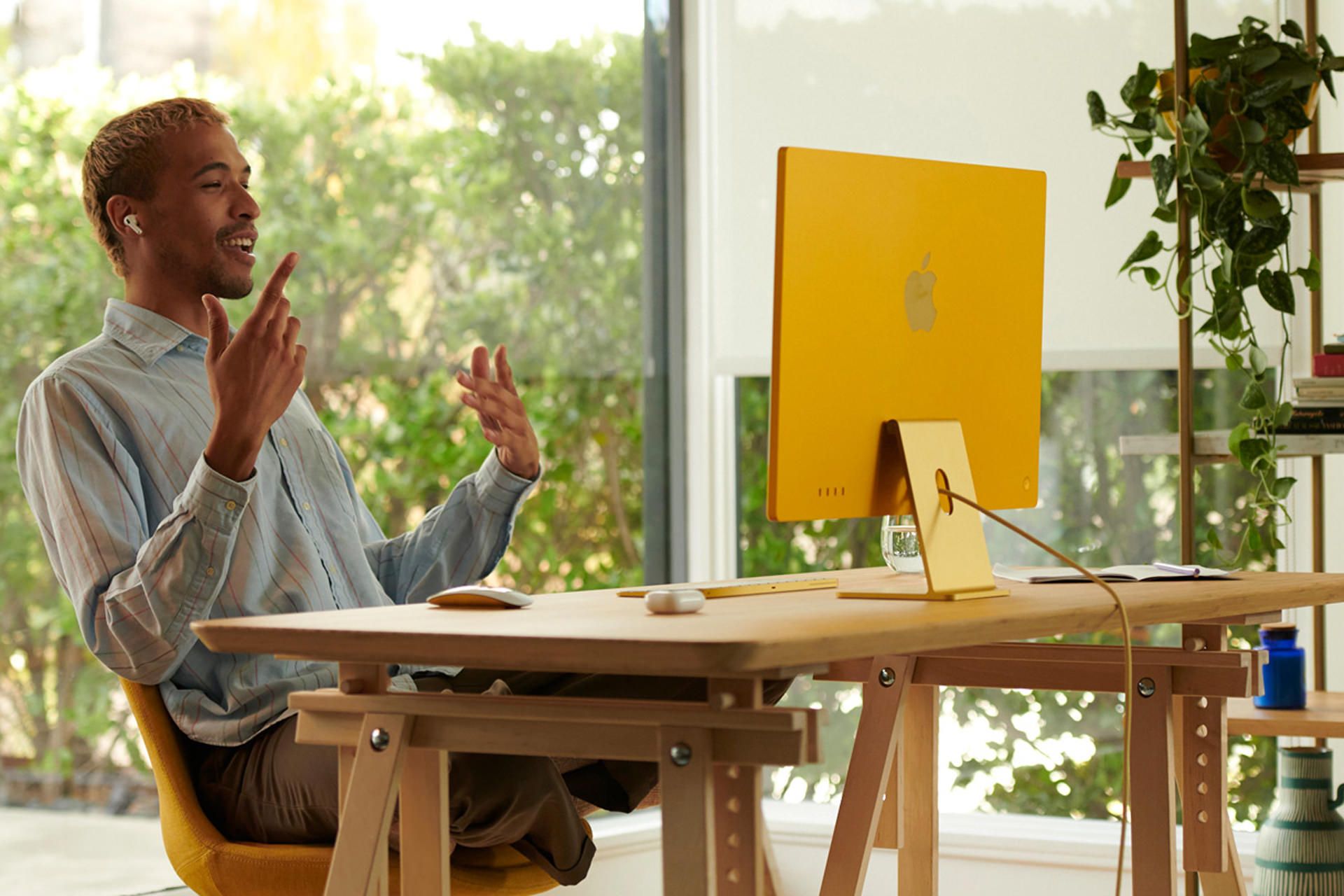بررسی آی مک 24 اینچ 2021 اپل در سایت رسمی Apple تصویر دوم