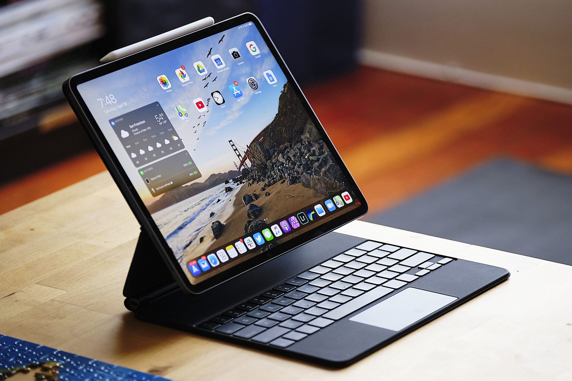 آیپد پرو 2020 اپل / iPad Pro با کیس مجیک کیبورد روی میز از نمای جلو