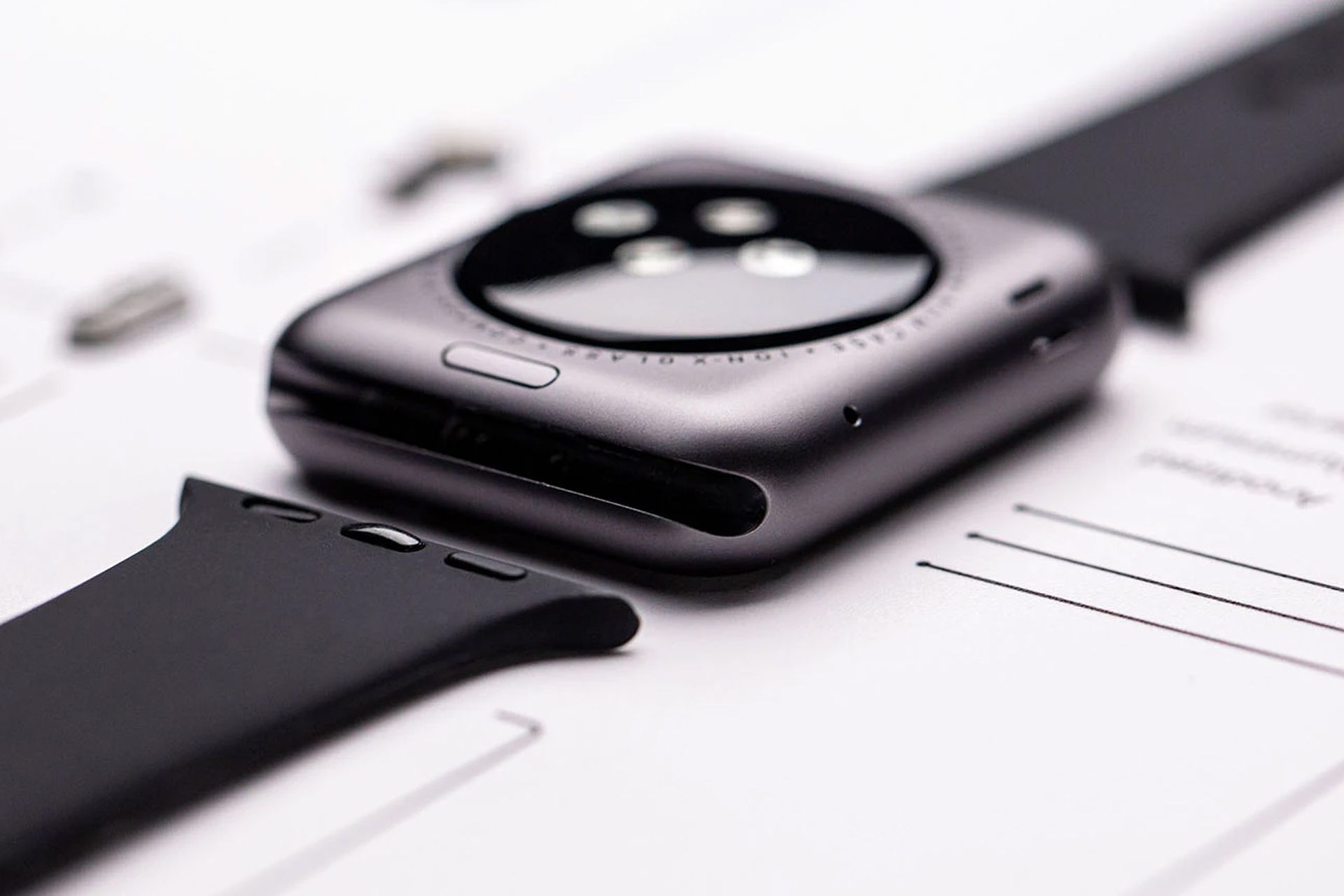 نمای نزدیک اپل واچ سری 1 در داخل قاب GRID Watch 1