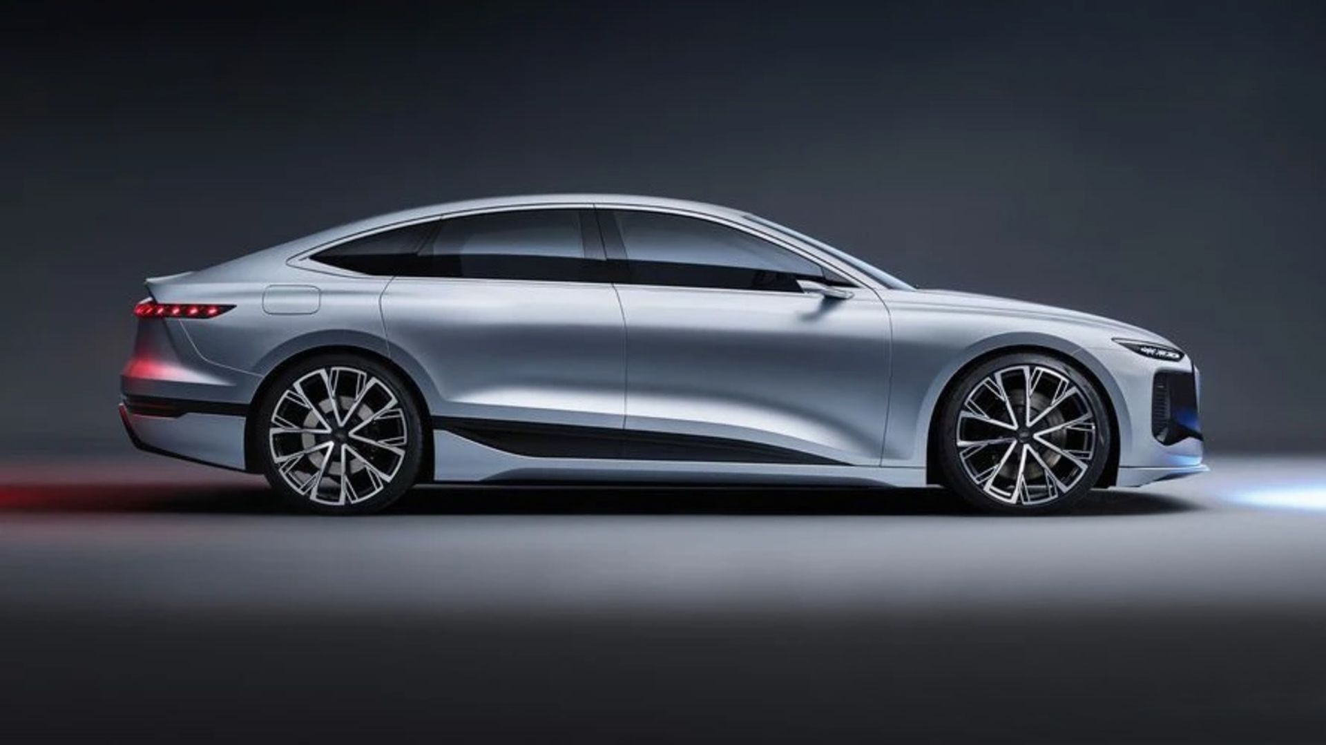 نمای جانبی مدل مفهومی آئودی ای ترون Audi A6 e-tron concept