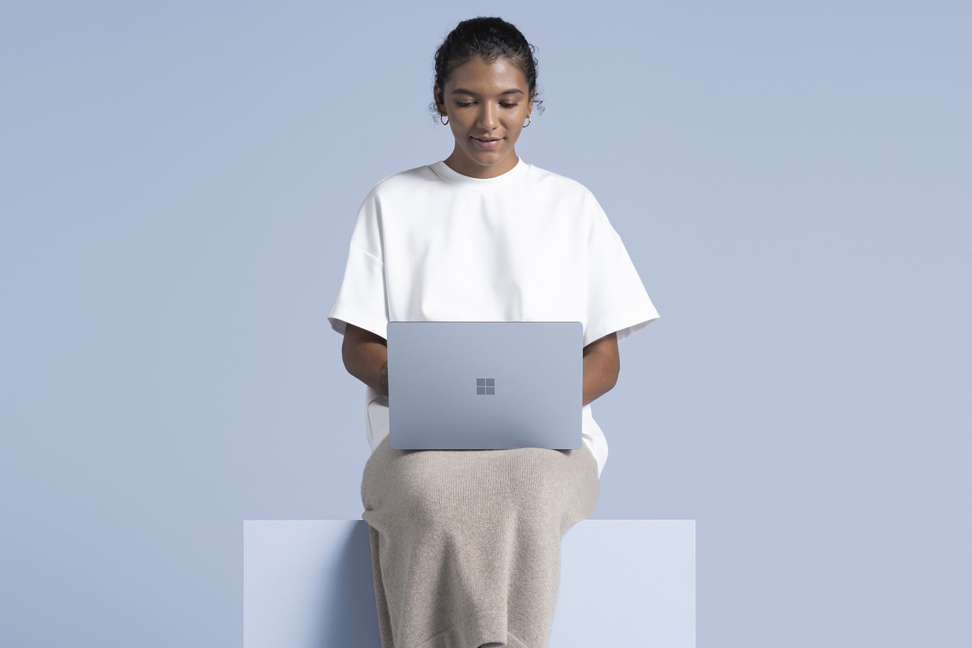 زن سیاه پوست در حال کار با سرفیس لپ تاپ 4 / Surface Laptop 4 مایکروسافت