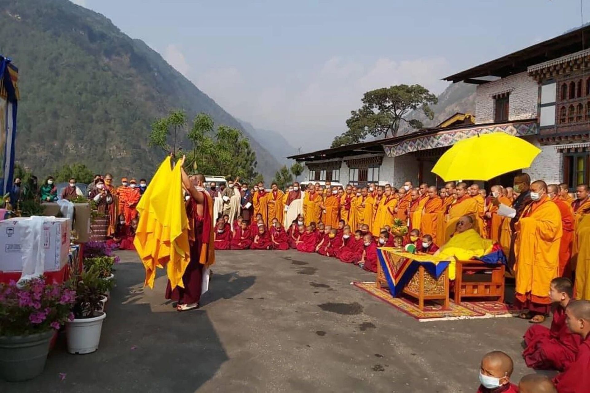 مراسم مذهبی بودایی همزمان با رسیدن واکسن کرونا در بوتان