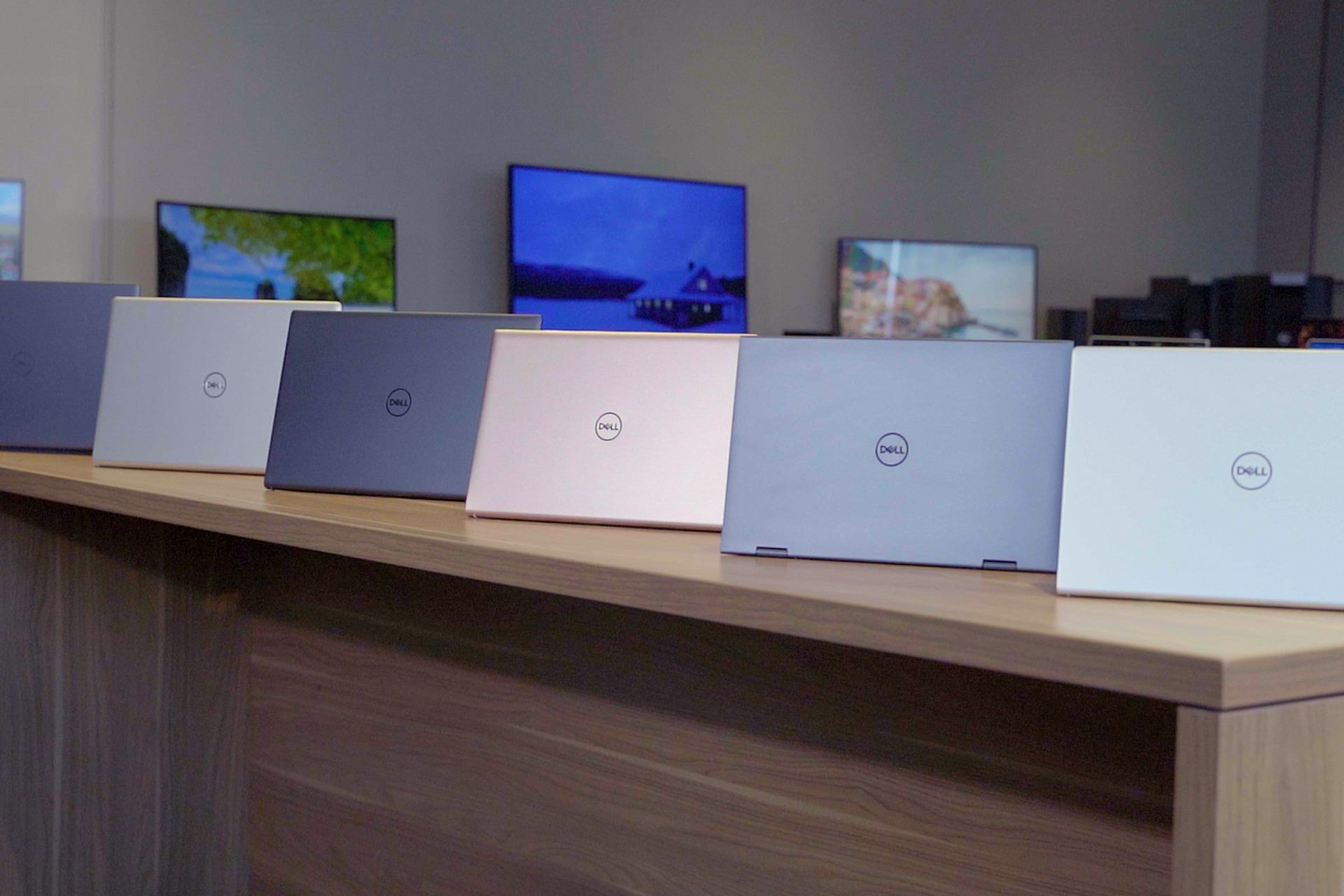 لپ تاپ های جدید سری Dell Inspiron از نمای پشت روی میز در رنگ های مختلف