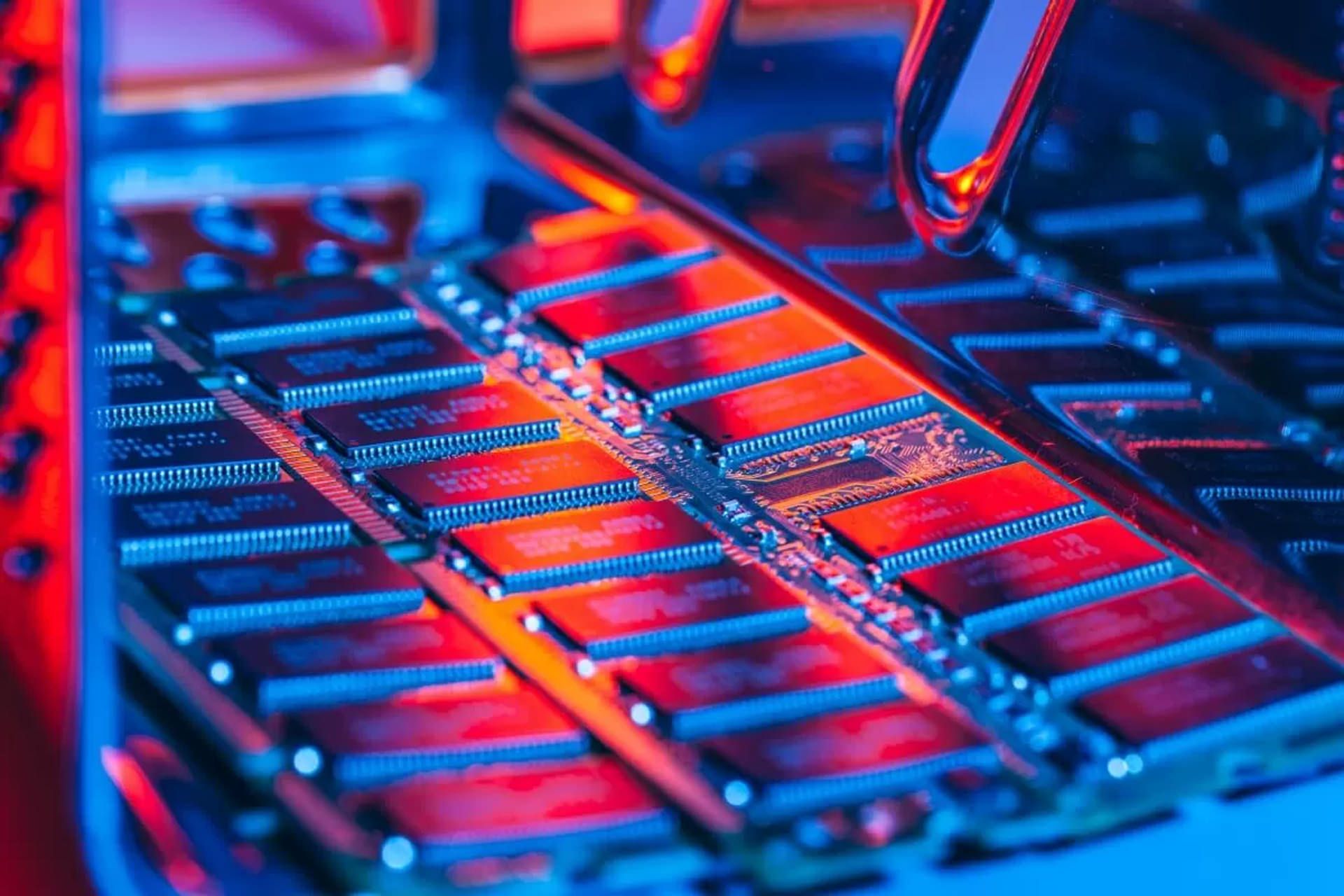 ماژول حافظه دی رم / DRAM در خط تولید از نمای نزدیک