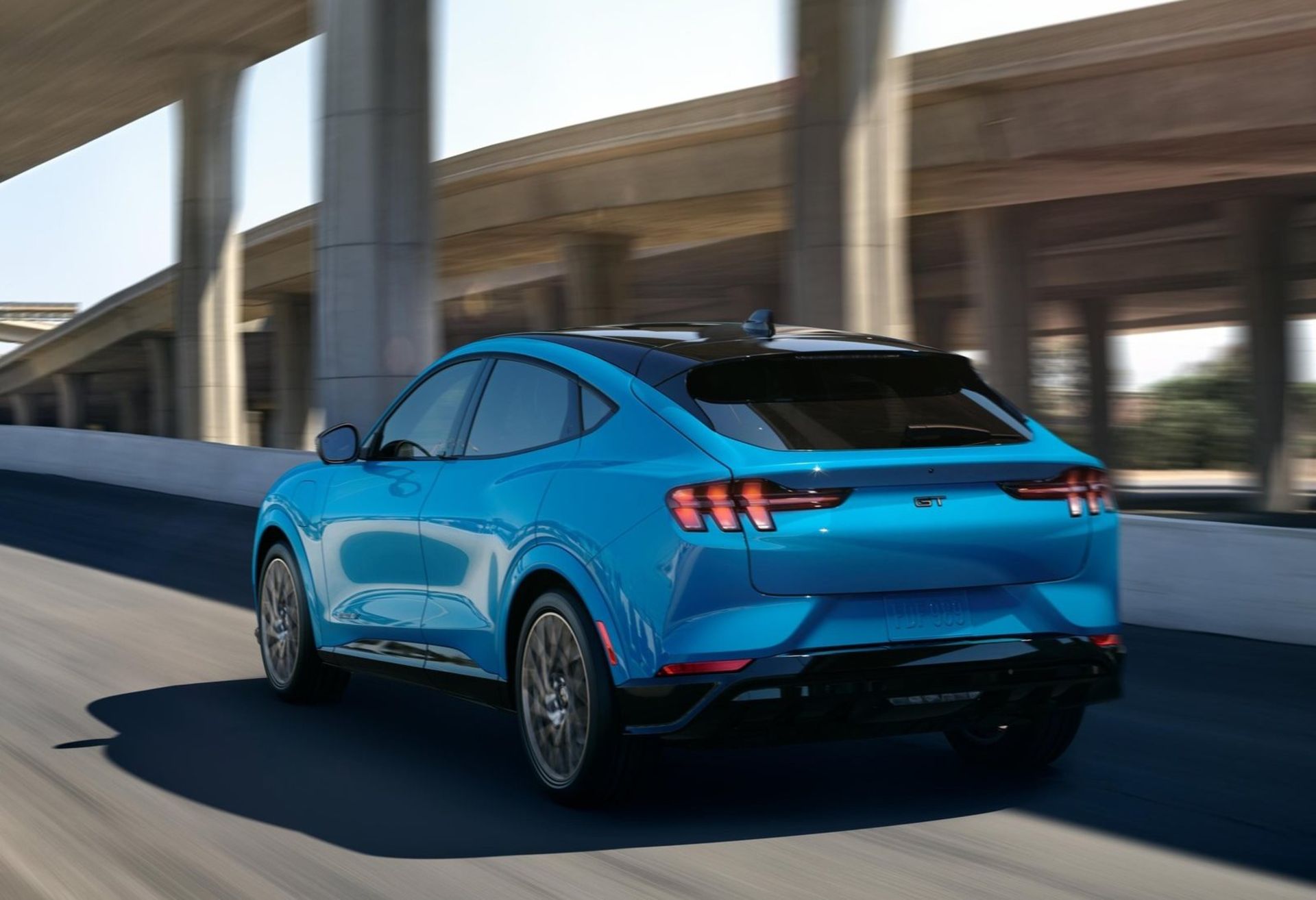 نمای پشت  فورد موستانگ مک‌ای جی تی Ford Mustang  Mach-E GT