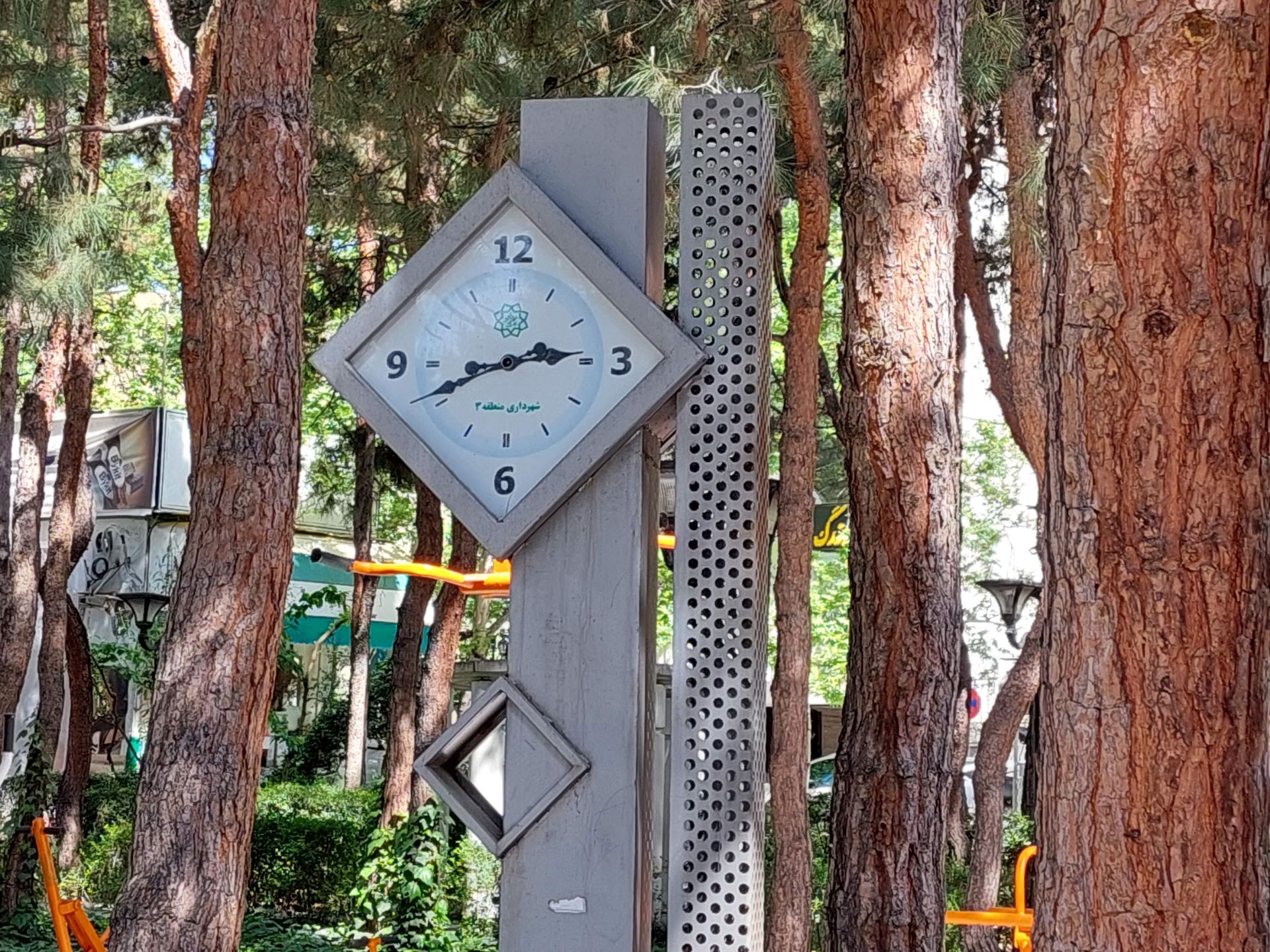 عکس 3x کراپ شده از دوربین واید گلکسی A52 در نور مناسب - ساعت در پارک صبا خیابان جردن