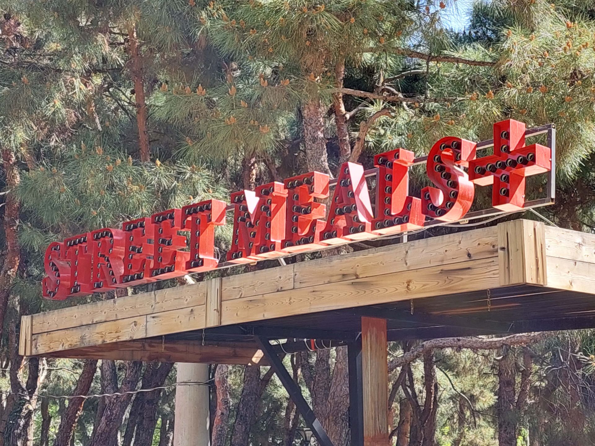 عکس 3x کراپ شده از دوربین واید گلکسی A52 در نور مناسب - لوگوی بوفه سیار در پارک صبا خیابان جردن