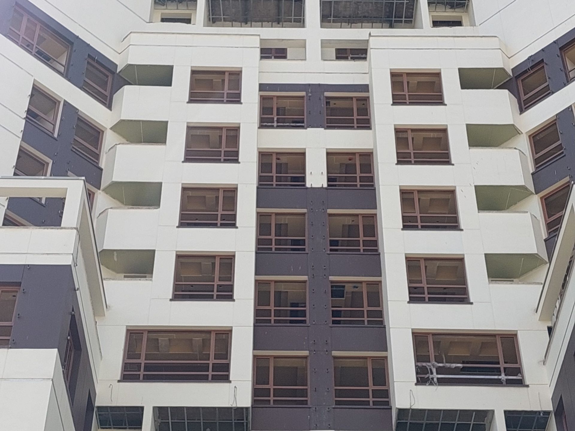 عکس 3x کراپ شده از دوربین واید گلکسی A52 در نور مناسب - ساختمان نیمه کاره در یکی از کوچه‌های خیابان جردن