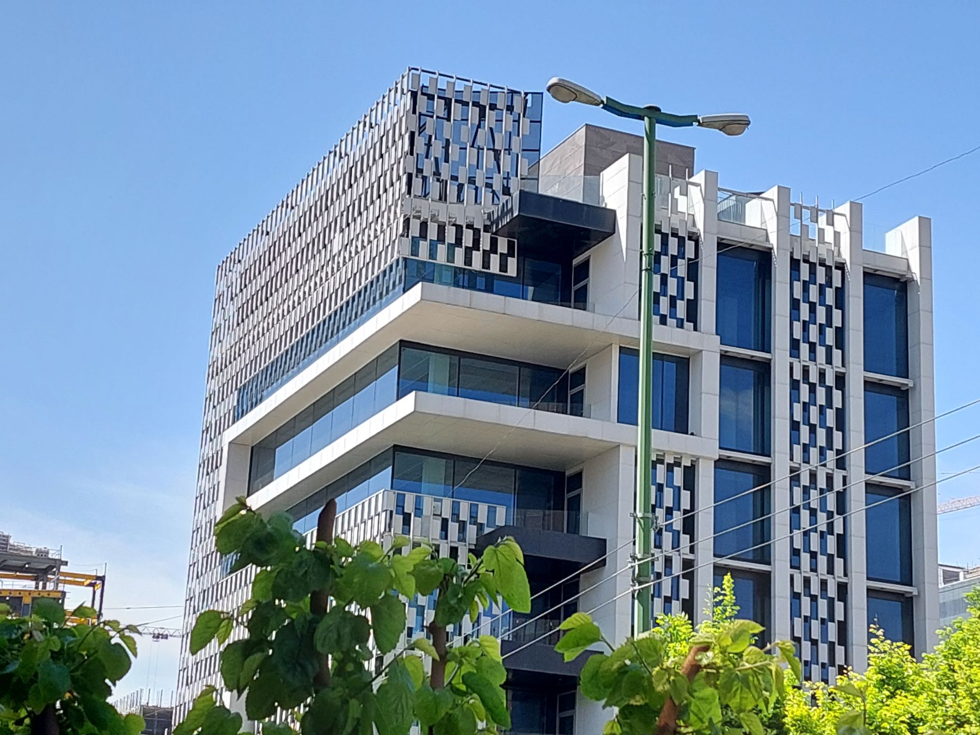 عکس 3x کراپ شده از دوربین واید گلکسی A52 در نور مناسب - ساختمانی در خیابان جردن