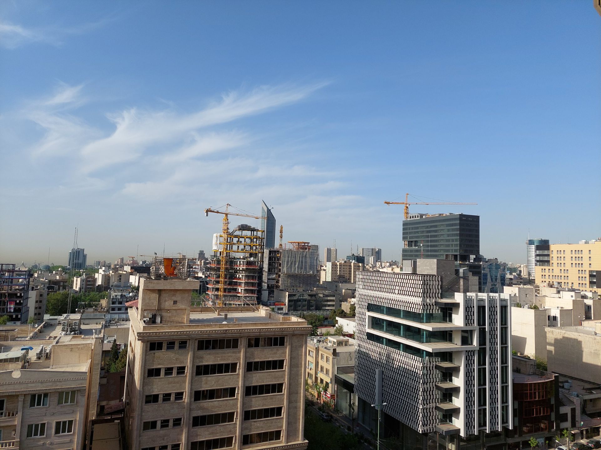 عکس نمونه دوربین واید گلکسی A52 در نور مناسب - ساختمان های خیابان جردن