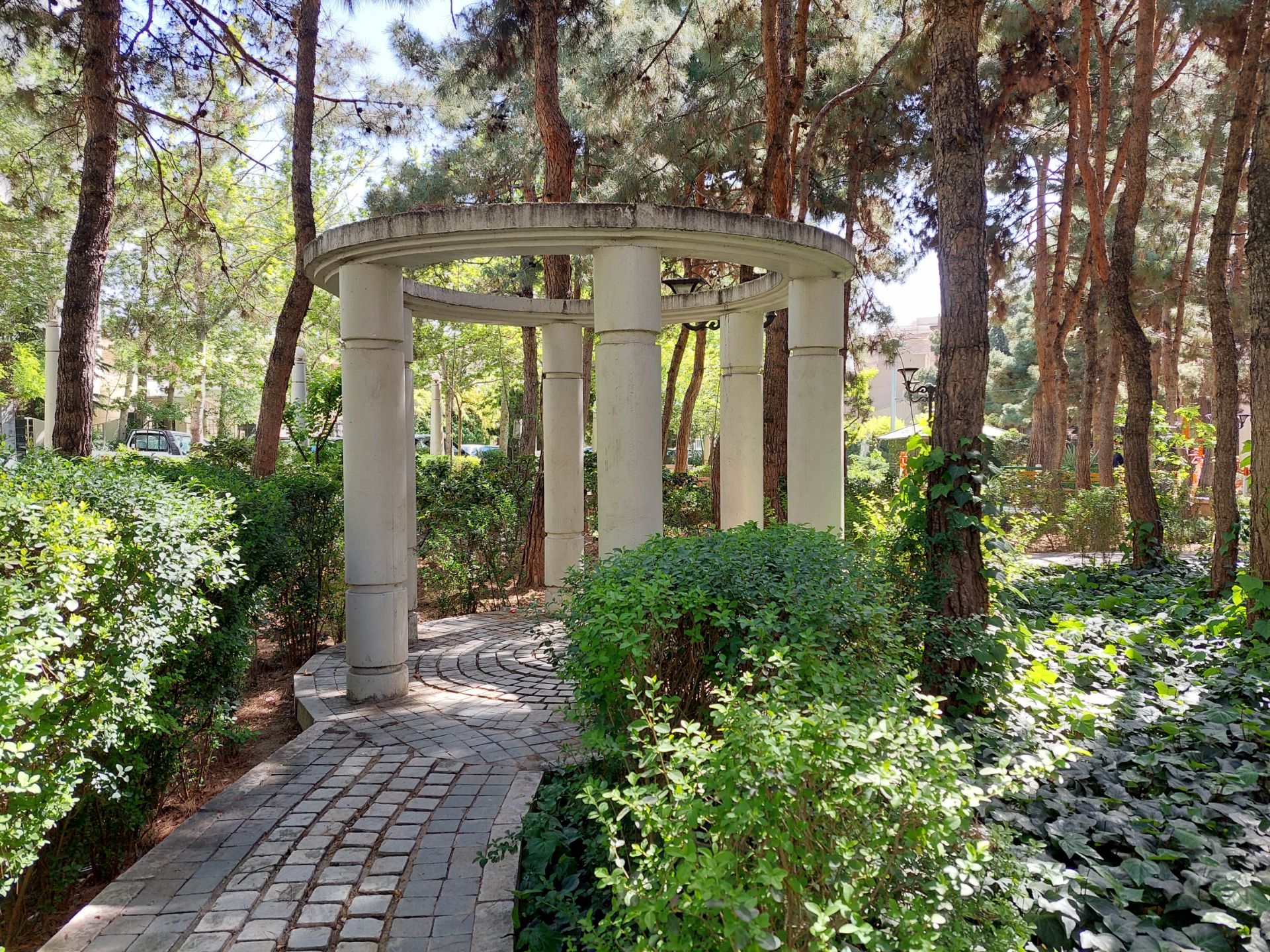 عکس نمونه دوربین واید گلکسی A52 در نور مناسب - نمایی در پارک صبا خیابان جردن