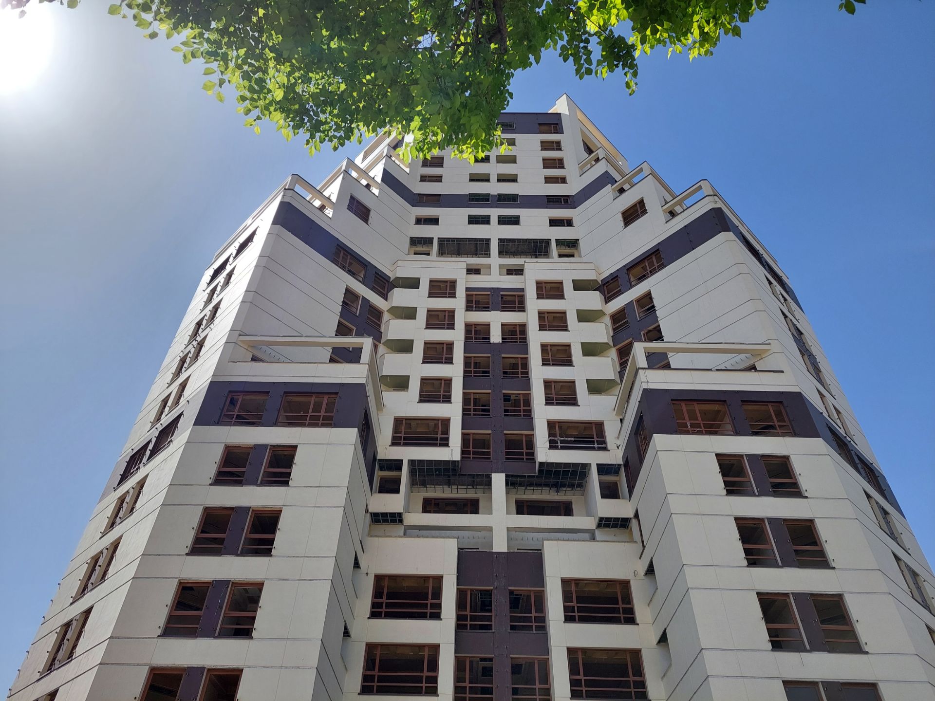 عکس نمونه دوربین واید گلکسی A52 در نور مناسب - نمای ساختمان نیمه کاره در یکی از کوچه‌های خیابان جردن