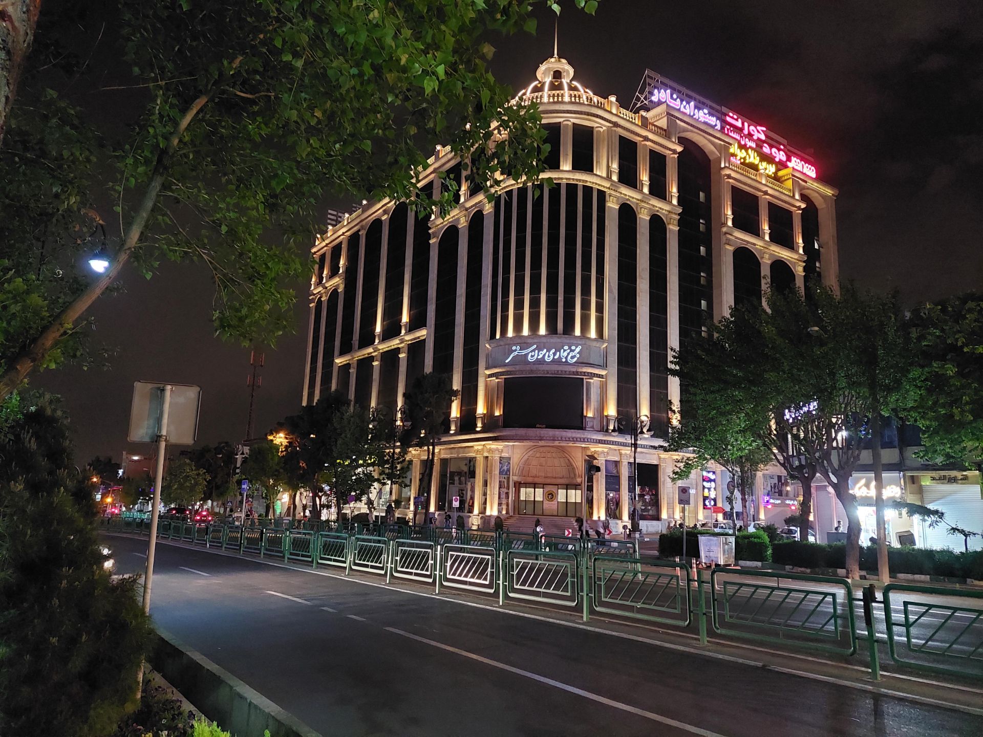 عکس نمونه دوربین واید گلکسی A52 در نور کم - مرکز خرید سون سنتر در هفت حوض