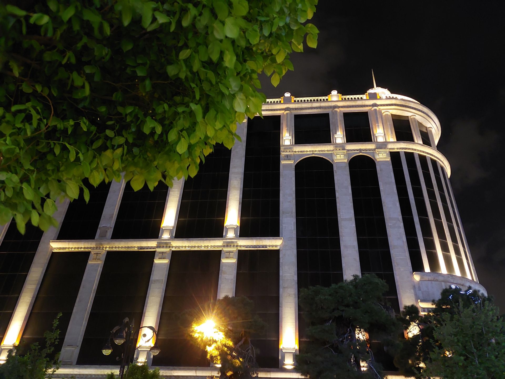 عکس نمونه دوربین واید گلکسی A52 در نور کم - مرکز خرید سون سنتر در هفت حوض از نمای جانبی