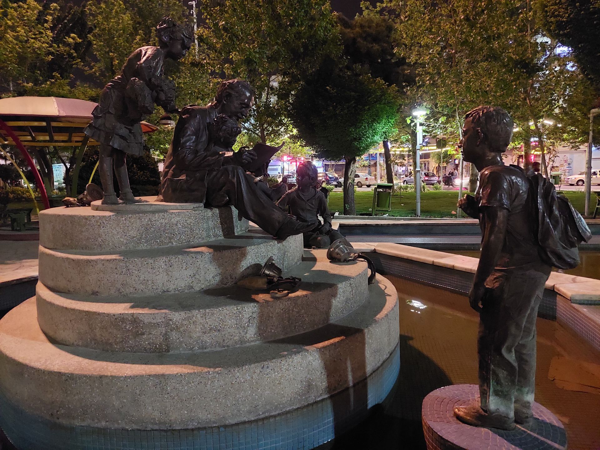 عکس نمونه دوربین واید گلکسی A52 در نور کم - مجسمه ای در هفت حوض