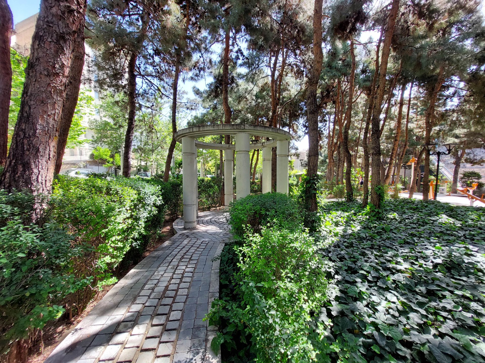 عکس نمونه دوربین اولتراواید گلکسی A52 در نور مناسب - نمایی در پارک صبا خیابان جردن