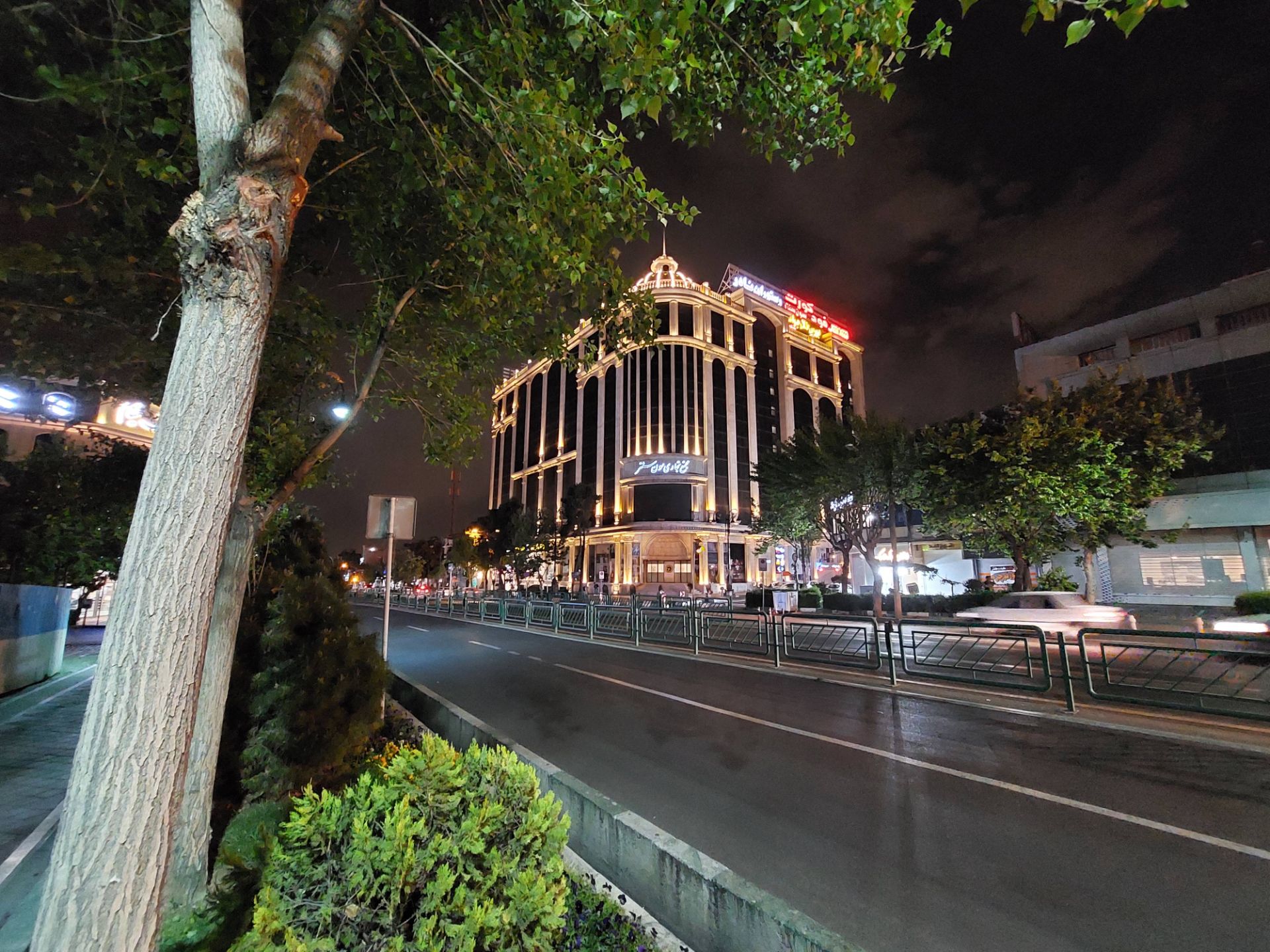 عکس نمونه دوربین اولتراواید گلکسی A52 در نور کم - مرکز خرید سون سنتر در هفت حوض