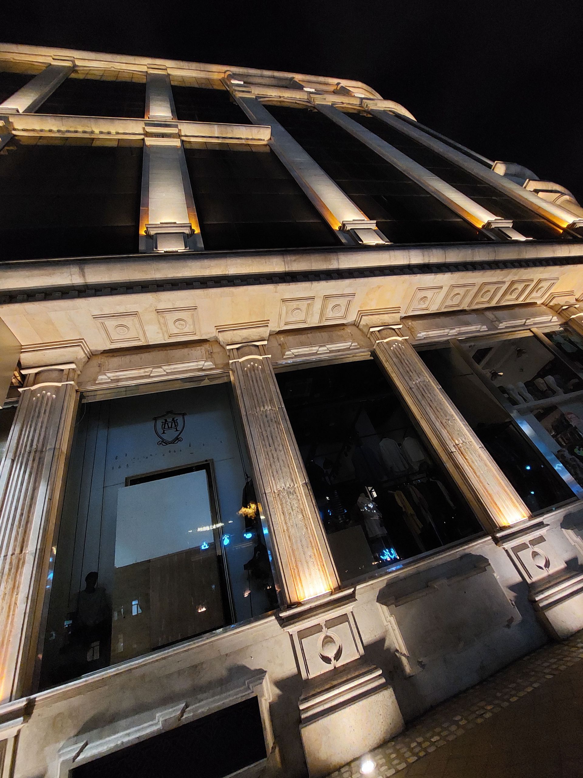 عکس نمونه دوربین اولتراواید گلکسی A52 در نور کم - مرکز خرید سون سنتر در هفت حوض از نمایی دیگر