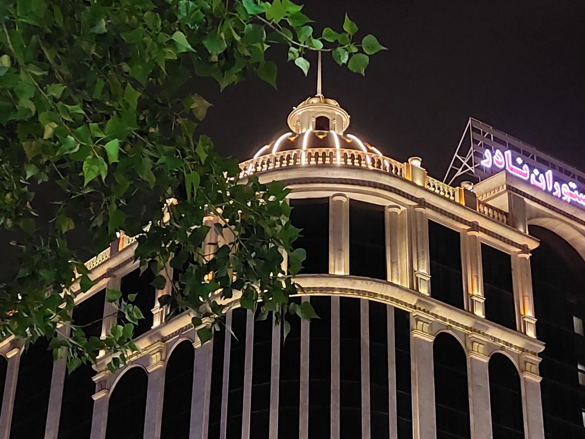 عکس 3x کراپ شده از دوربین واید گلکسی A72 در نور کم - مرکز خرید سون سنتر در هفت حوض