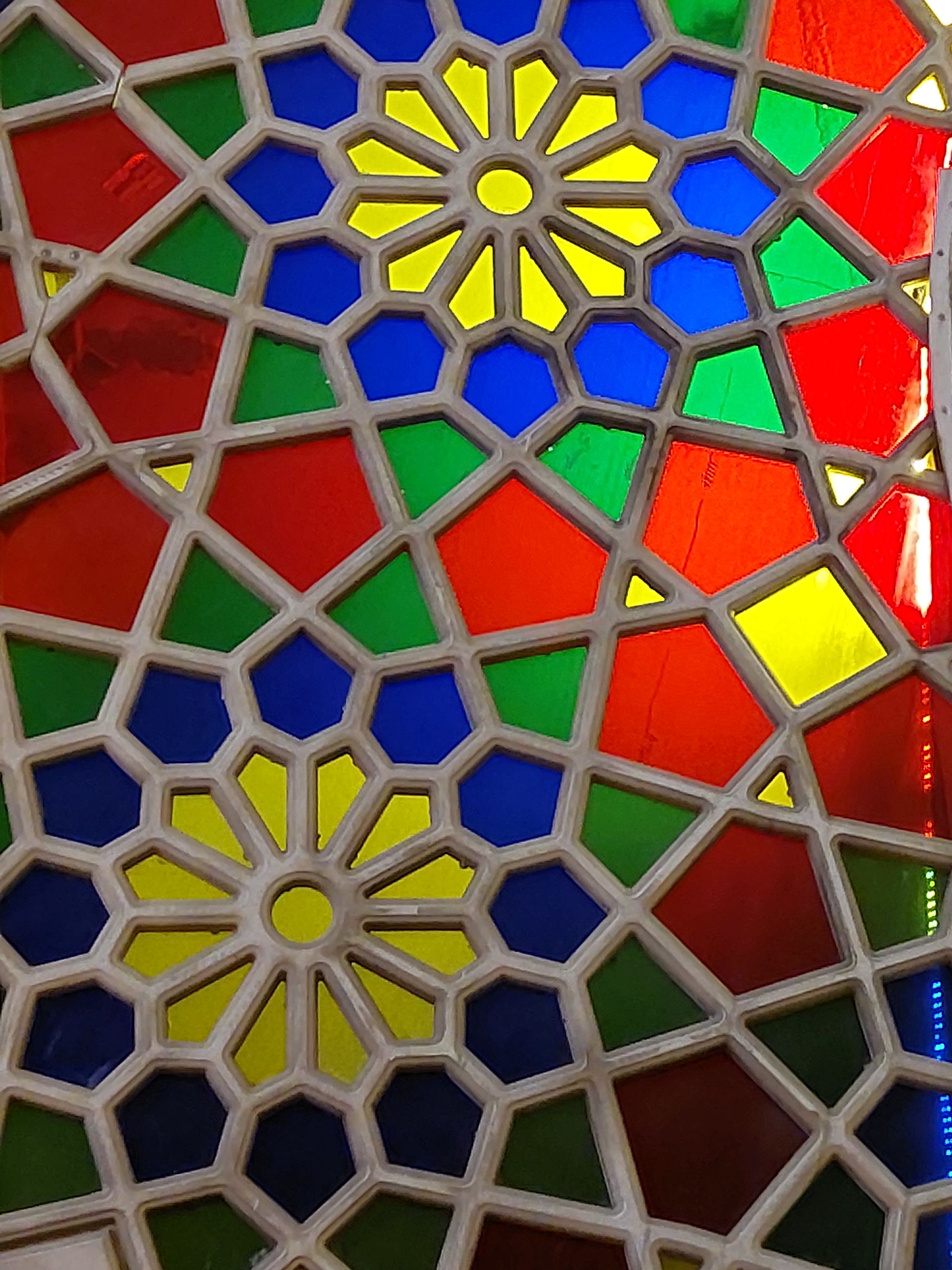 عکس 3x کراپ شده از دوربین واید گلکسی A72 در نور کم - نمای یک پل هوایی در هفت حوض از نزدیک