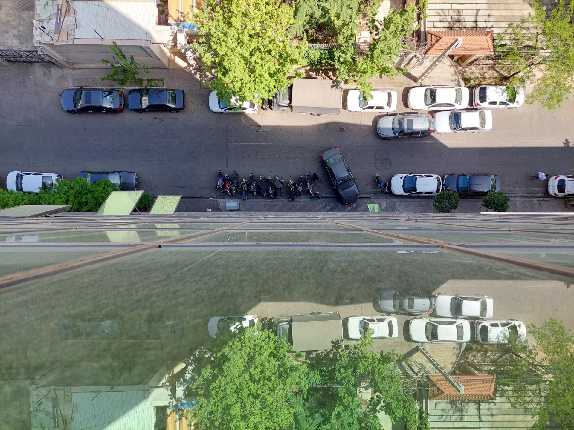 عکس نمونه دوربین واید گلکسی A72 در نور مناسب - بن بست آناهیتا در خیابان جردن از نمای بالا