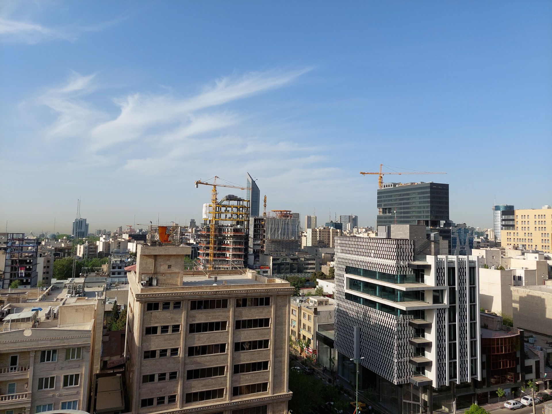 عکس نمونه دوربین واید گلکسی A72 در نور مناسب - ساختمان های خیابان جردن