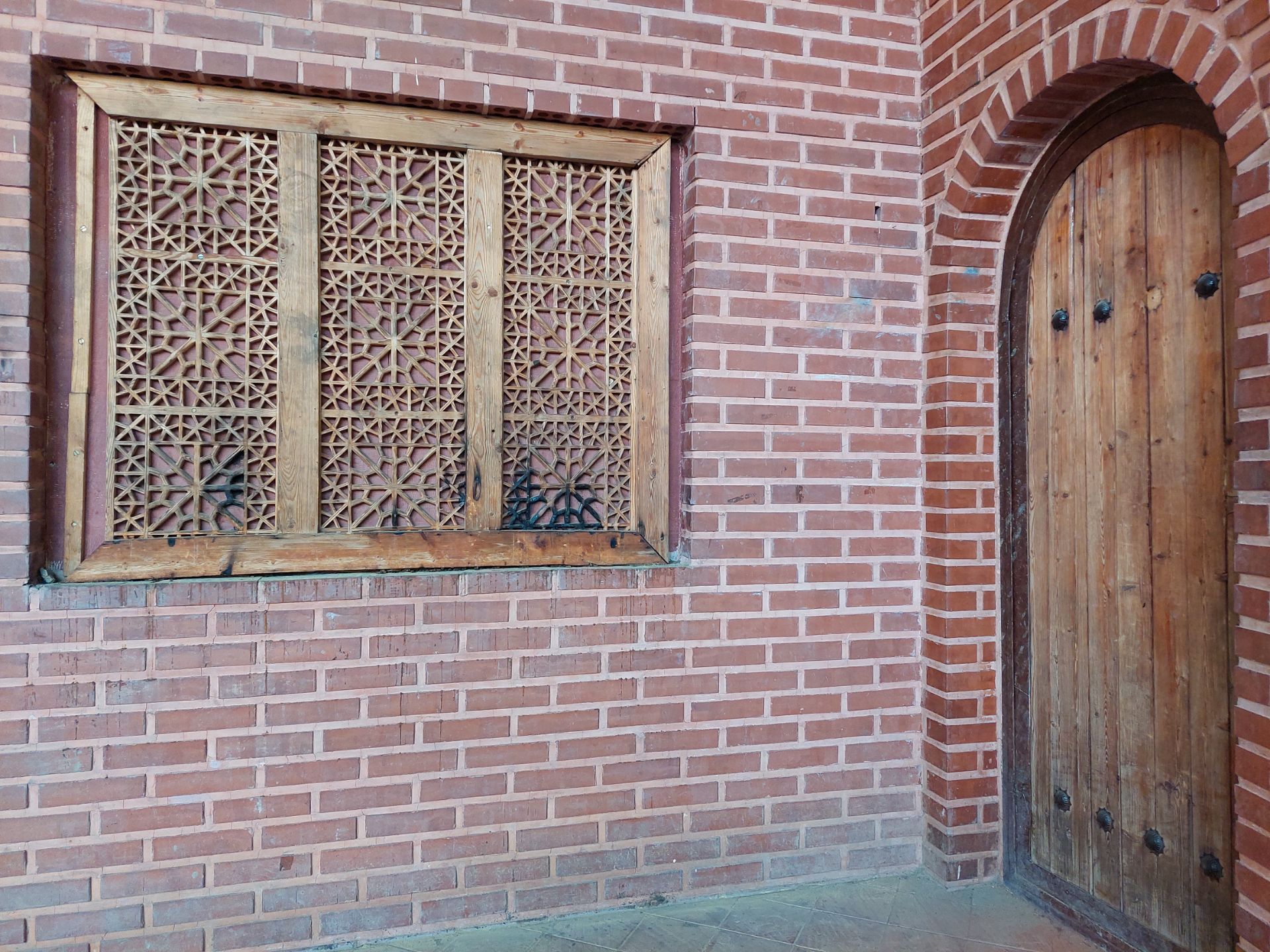 عکس نمونه دوربین واید گلکسی A72 در نور مناسب - آجرنمایی با در و پنجره چوبی پارک صبا خیابان جردن