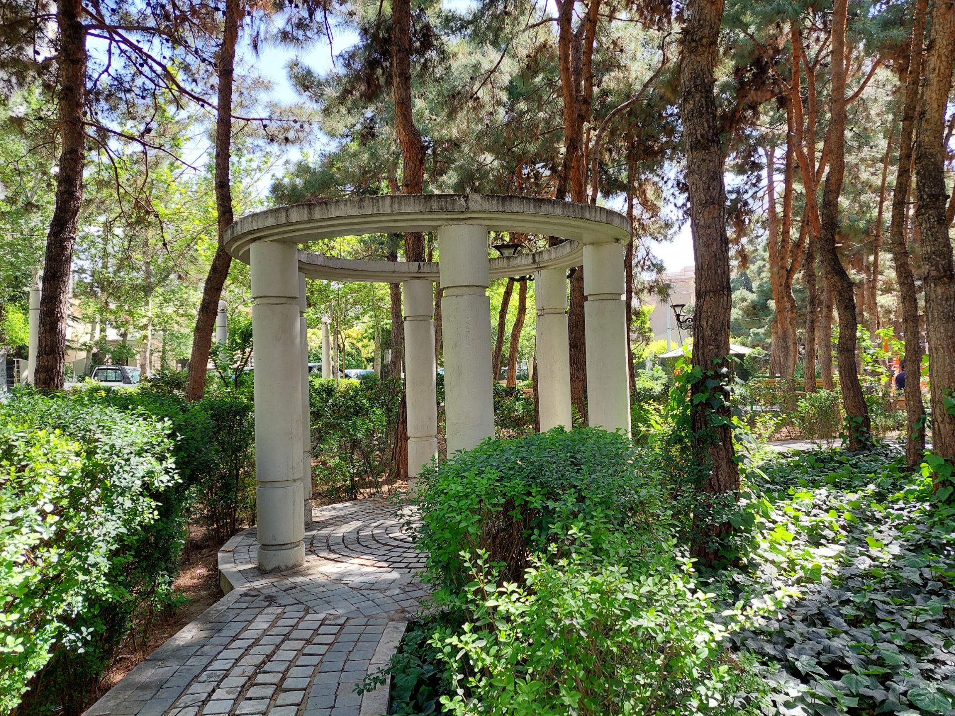 عکس نمونه دوربین واید گلکسی A72 در نور مناسب - نمایی در پارک صبا خیابان جردن