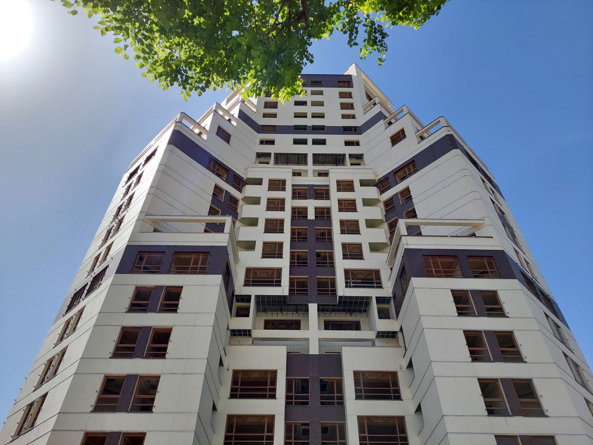 عکس نمونه دوربین واید گلکسی A72 در نور مناسب - ساختمان نیمه کاره در یکی از کوچه های خیابان جردن