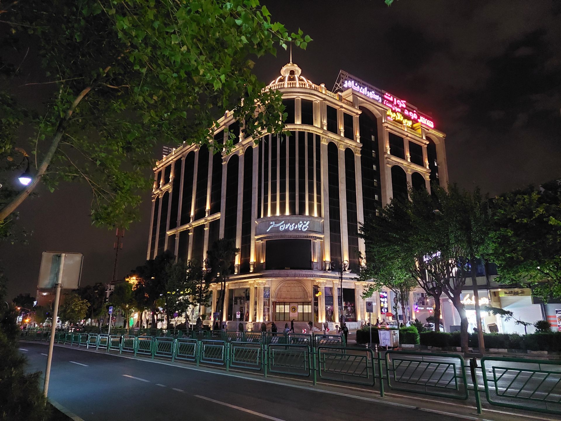 عکس نمونه دوربین واید گلکسی A72 در نور کم - مرکز خرید سون سنتر هفت حوض