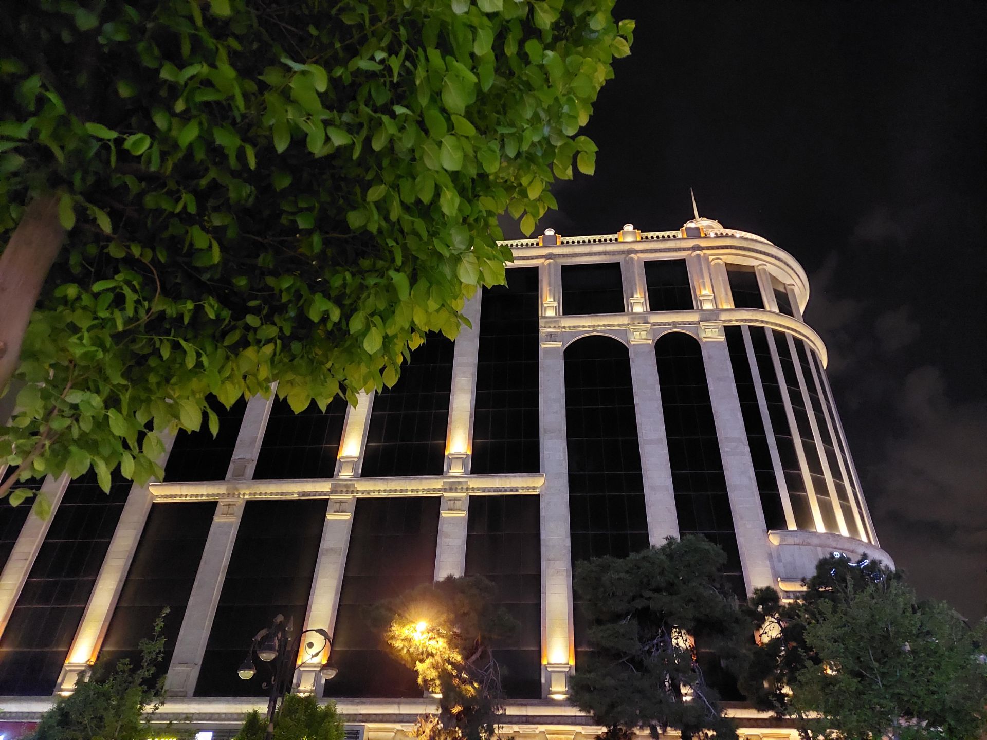 عکس نمونه دوربین واید گلکسی A72 در نور کم - مرکز خرید سون سنتر در هفت حوض از نمای جانبی