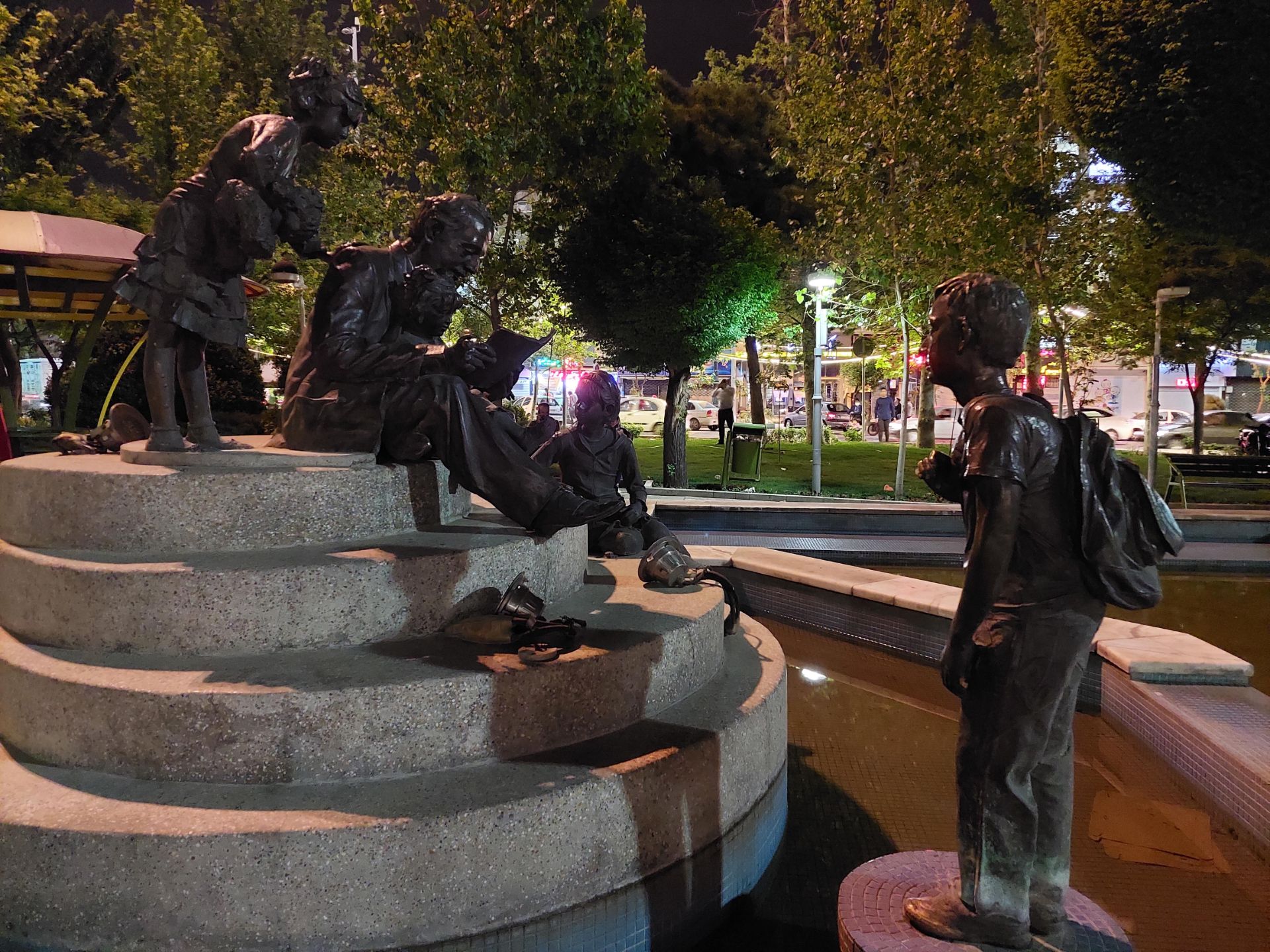 عکس نمونه دوربین واید گلکسی A72 در نور کم - مجسمه ای در هفت حوض