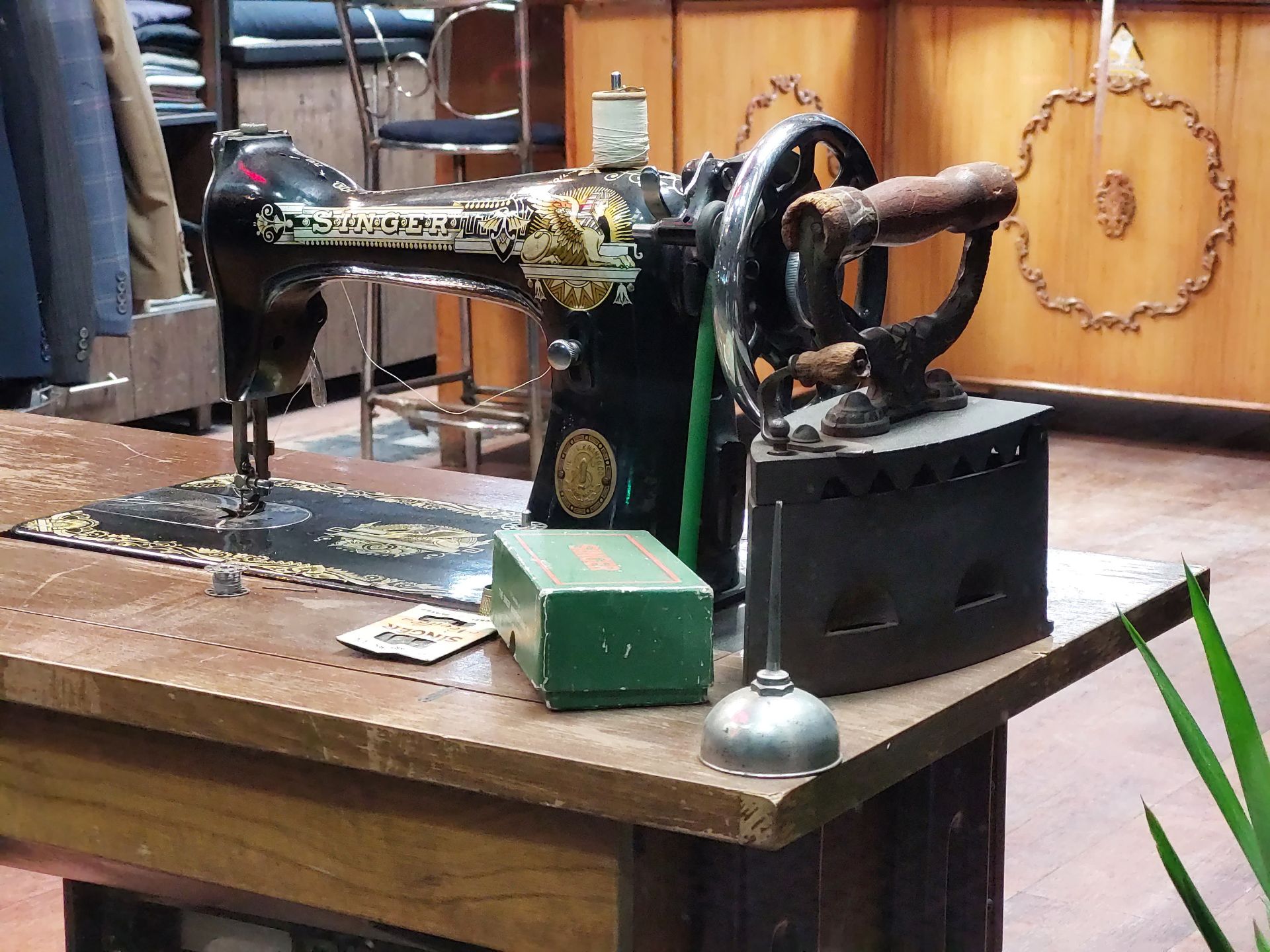 عکس 3x دوربین تله فوتو گلکسی A72 در نور کم - چرخ خیاطی و اتوی قدیمی