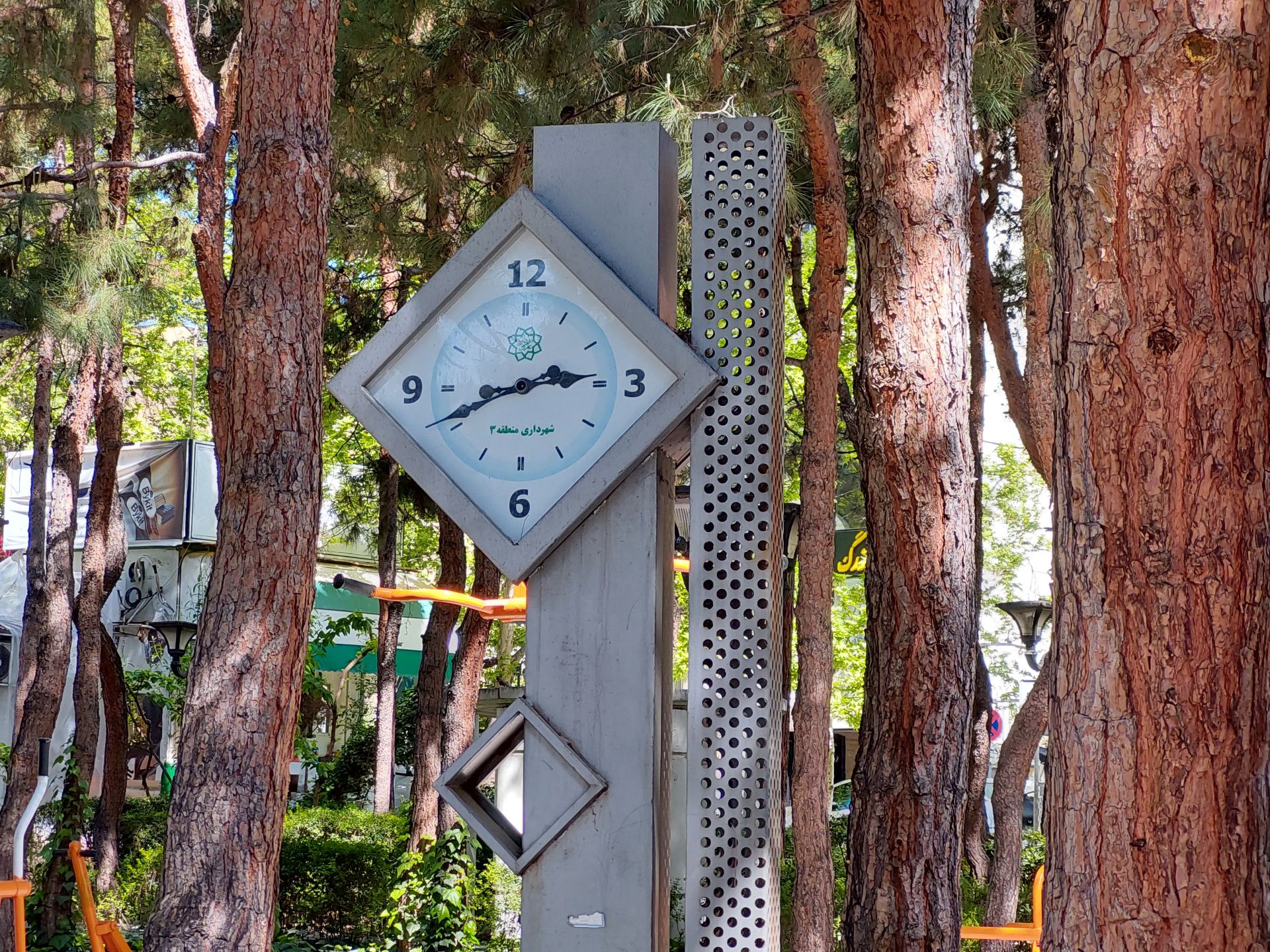 عکس 3x دوربین تله فوتو گلکسی A72 در نور مناسب - ساعت در پارک صبا خیابان جردن