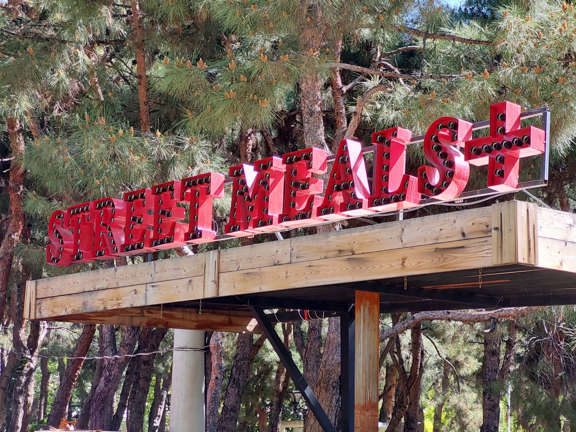 عکس 3x دوربین تله فوتو گلکسی A72 در نور مناسب - لوگوی بوفه سیار در پارک صبا خیابان جردن