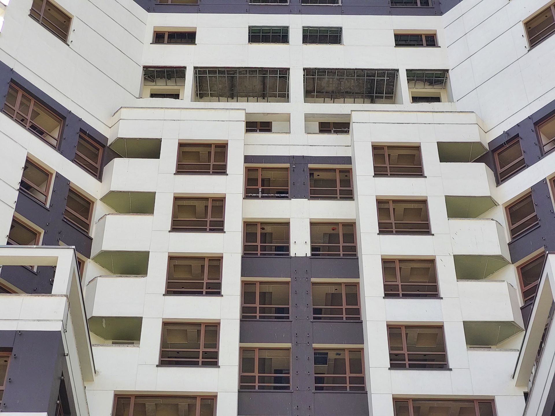 عکس 3x دوربین تله فوتو گلکسی A72 در نور مناسب - ساختمان نیمه کاره در یکی از کوچه‌های خیابان جردن