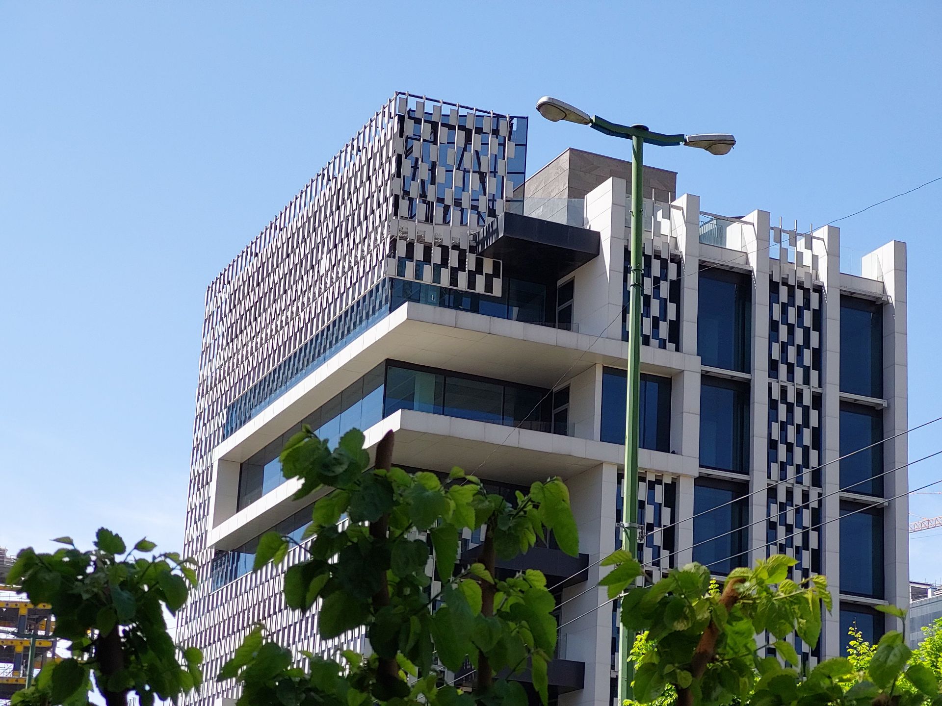 عکس 3x دوربین تله فوتو گلکسی A72 در نور مناسب - ساختمانی در خیابان جردن