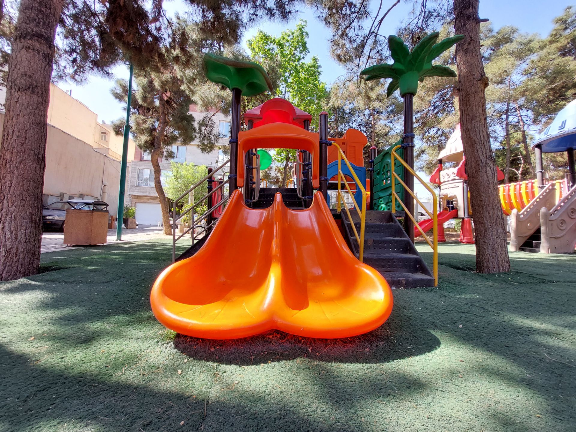 عکس نمونه دوربین اولتراواید گلکسی A72 در نور مناسب - زمین بازی کودک در پارک صبا خیابان جردن