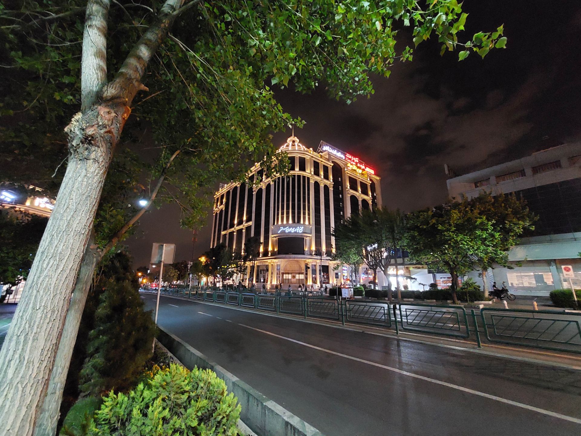 عکس نمونه دوربین اولتراواید گلکسی A72 در نور کم - مرکز خرید سون سنتر در هفت حوض