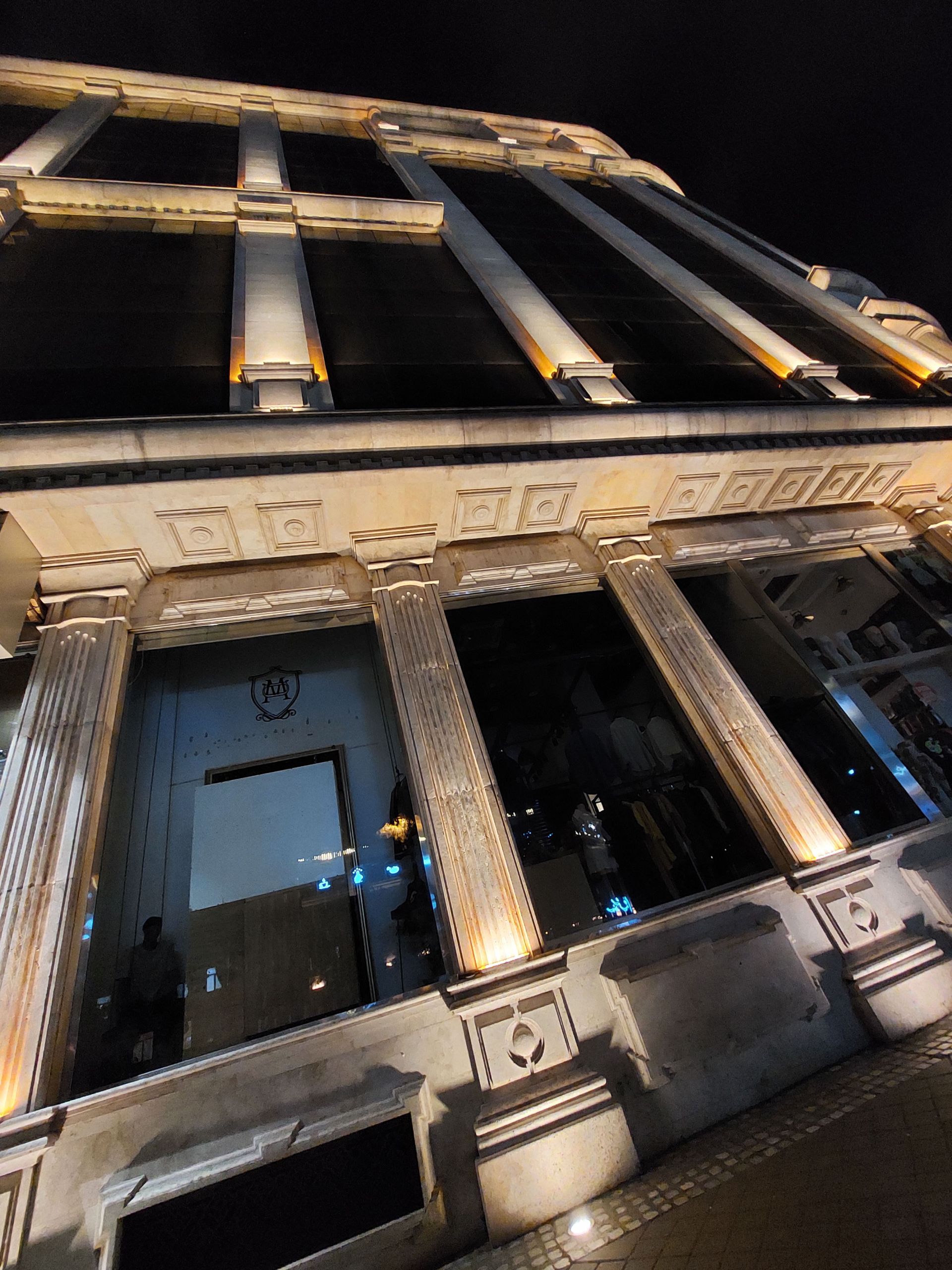 عکس نمونه دوربین اولتراواید گلکسی A72 در نور کم - مرکز خرید سون سنتر در هفت حوض از نمای جانبی